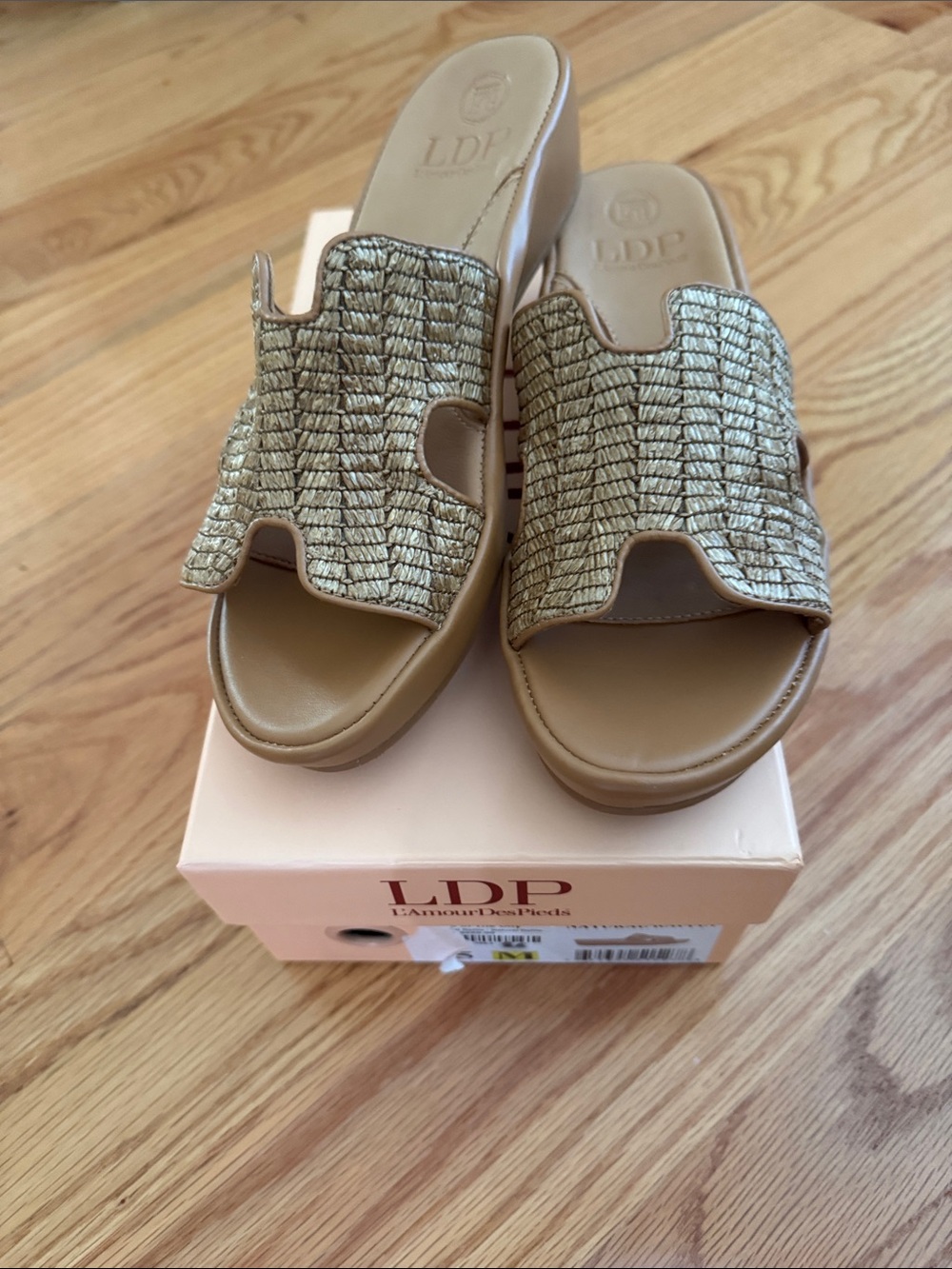 L’AmourDesPieds Women's Tan Woven Slide Sandals